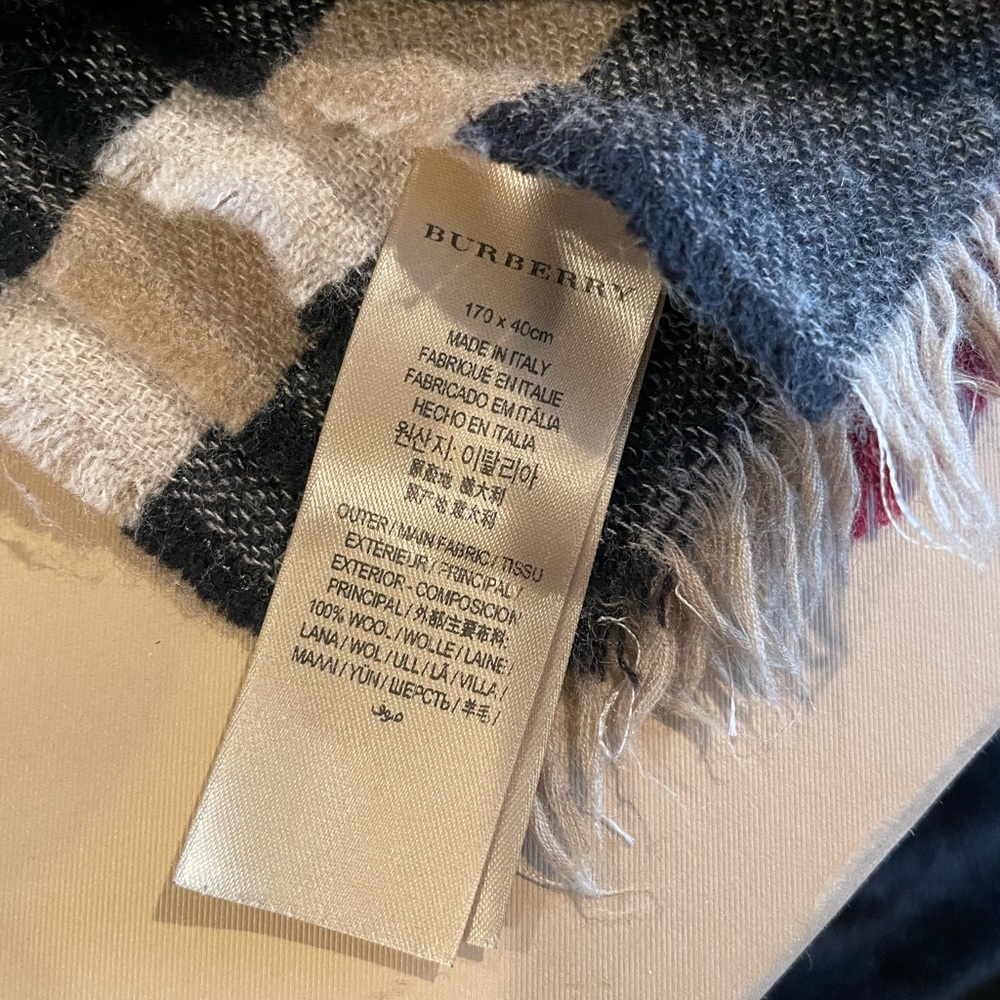 Authentic Burberry wool scarf - Picture 3 of 6